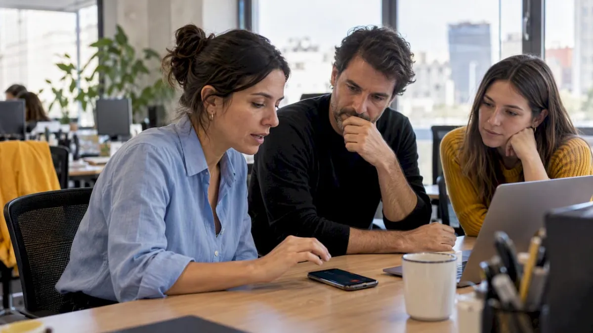 El equipo de la agencia escucha una llamada de prueba