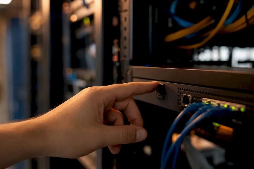 Mano encendiendo el router de red