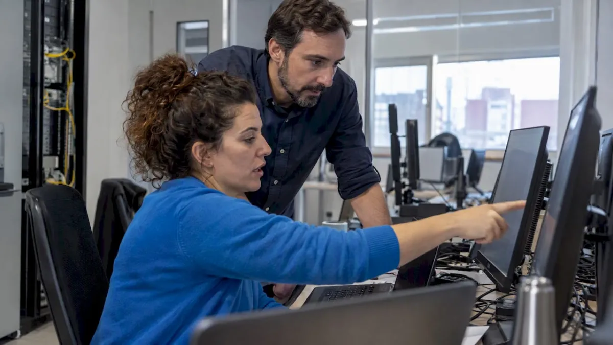 Equipo evaluando la integración del agente CRM