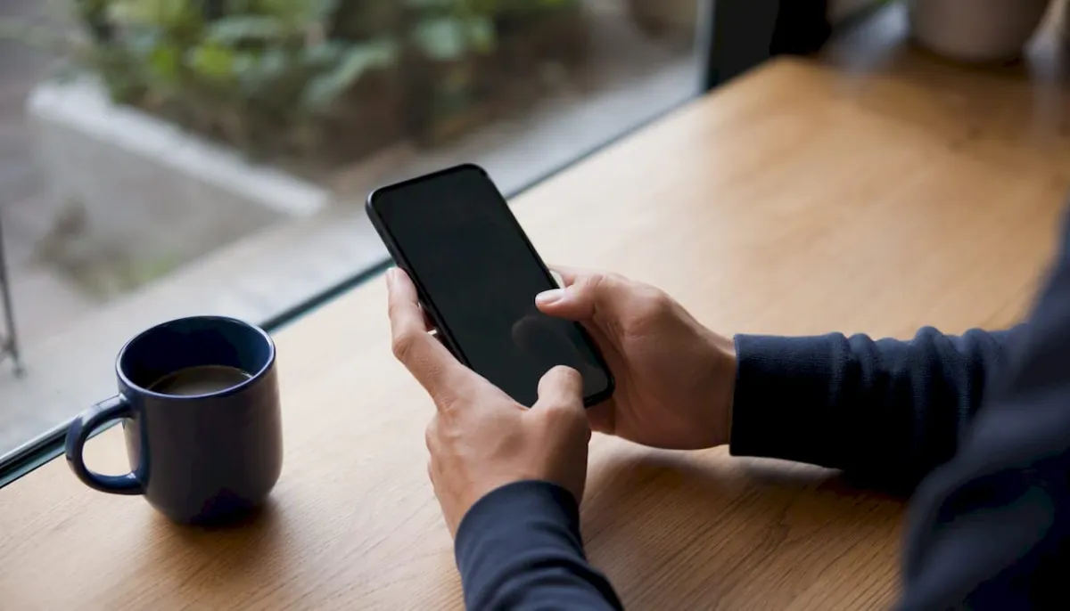 Persona utilizando el móvil para gestionar ventas a través de WhatsApp