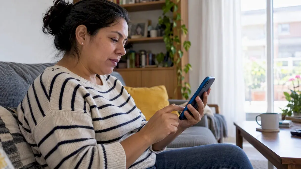 Mujer busca ayuda en soporte desde su celular